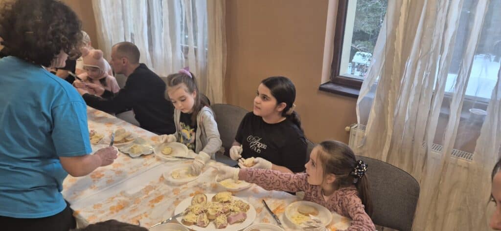 Деца участват в събитие със СОП Спорт Самбо за развитие в планински условия.