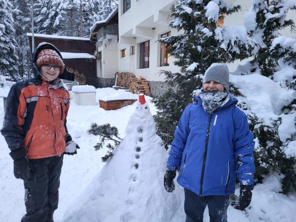 Деца се забавляват със снежен човек по време на зимен лагер в Семково.