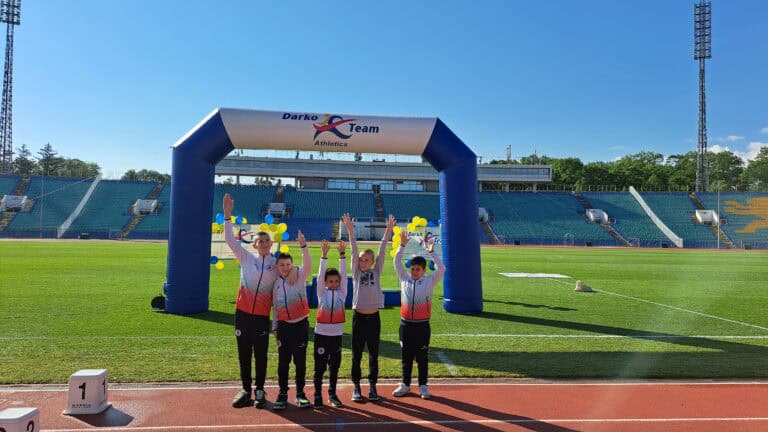 Момчета и момичета по самбо на състезание Darko Team Baby Cup.
