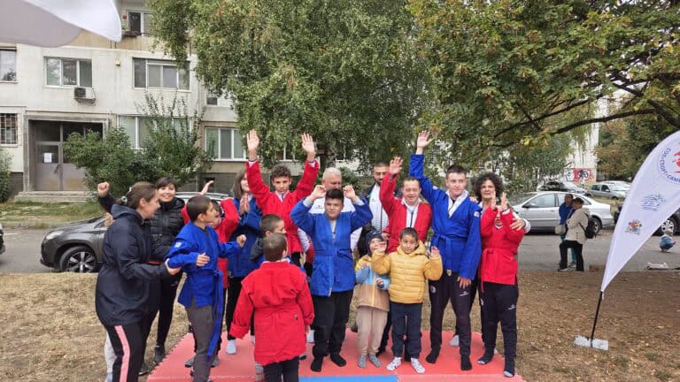 Улични игри и тренировки по самбо за деца в Слатина.