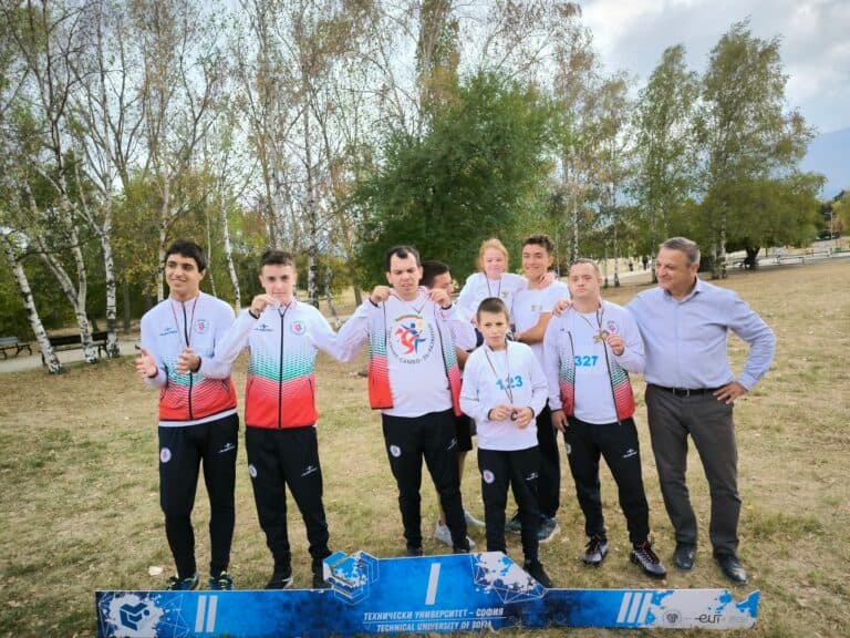 СОП Спорт Самбо за развитие, участници на състезание в парк „Студентски“.