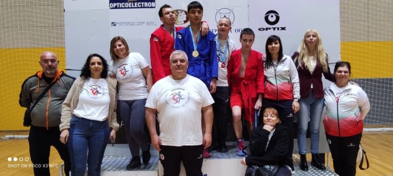 Спортисти по самбо на държавното първенство в Панагюрище.