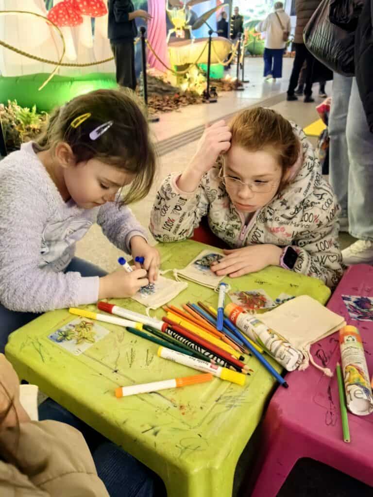 Деца рисуват и се забавляват на събитието „Гигантски буболечки“, организирано от СОП Спорт Самбо за.