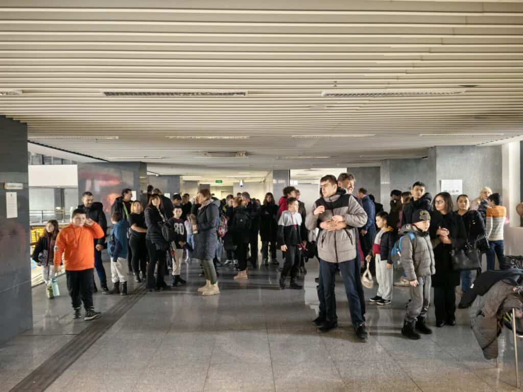 Образ на голямо множество хора, чакащи на летището, свързани с активен спорт и развитие чрез самбо.