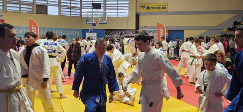 Спорт Самбо за развитие, състезание, млади спортисти.